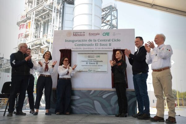 Presidenta Sheinbaum y gobernador Kuri develan placa inaugural de la Central “El Sauz II” en Querétaro.