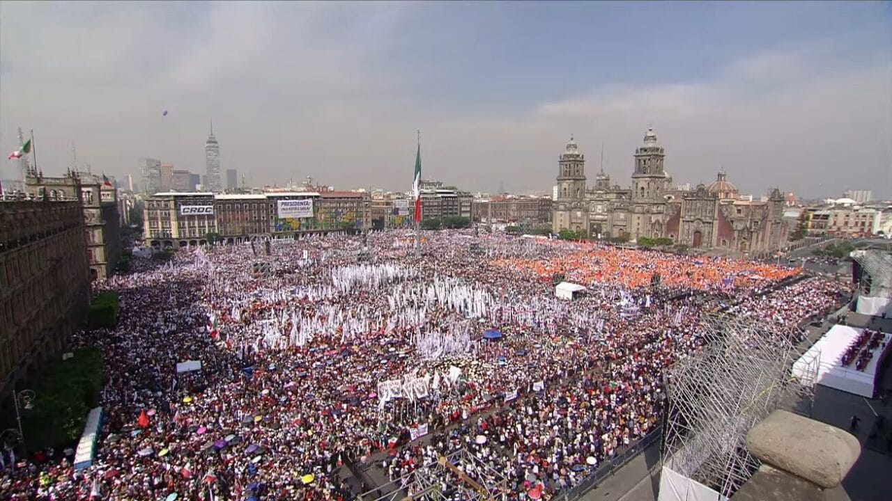 Presidenta Claudia Sheinbaum habla ante una multitud que llena el Zócalo de la Ciudad de México durante su discurso.