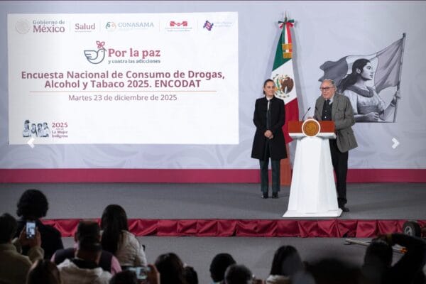 Presidenta Sheinbaum y el secretario de Salud David Kershenobich observan una gráfica de la ENCODAT 2025 durante la conferencia en Palacio Nacional.