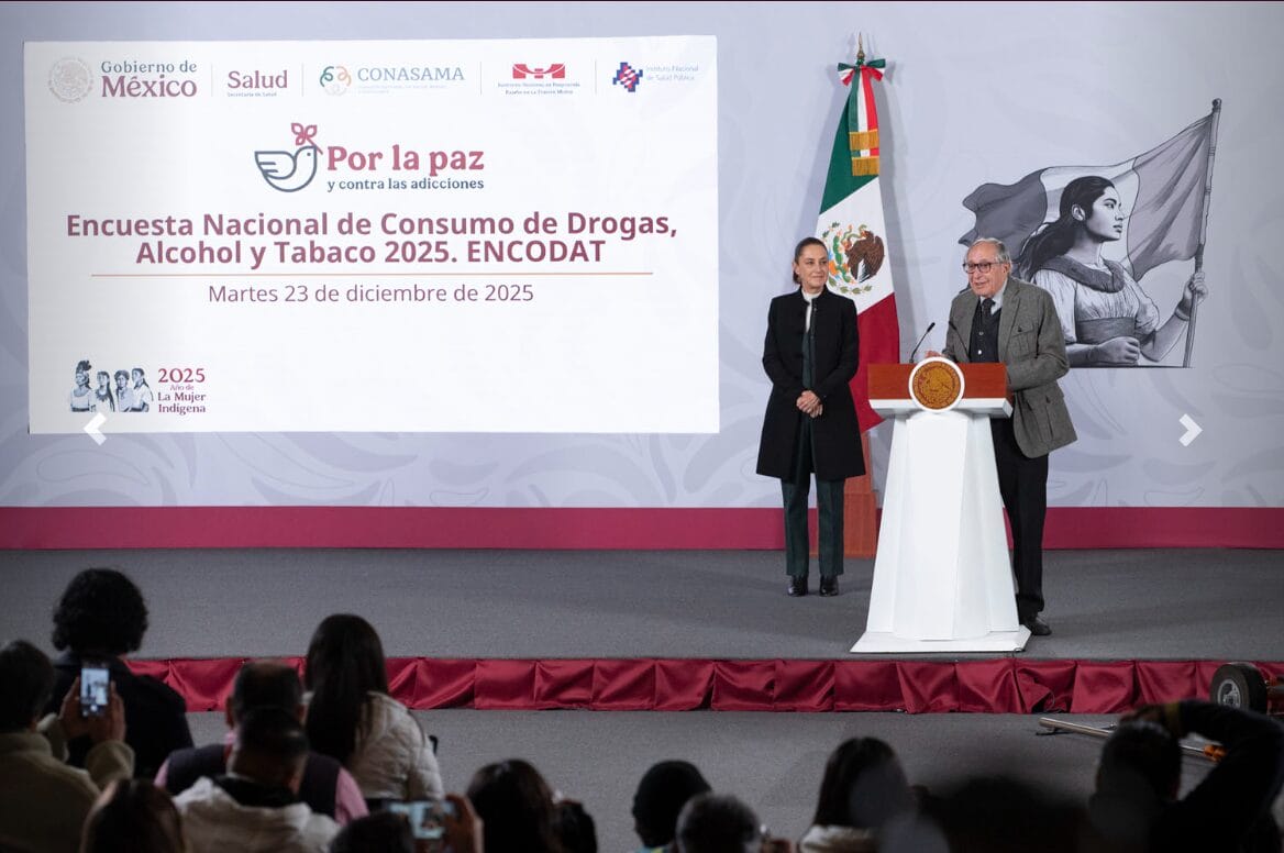 Presidenta Sheinbaum y el secretario de Salud David Kershenobich observan una gráfica de la ENCODAT 2025 durante la conferencia en Palacio Nacional.