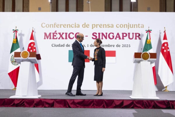 Presidenta Sheinbaum saluda al presidente Tharman de Singapur en el salón de Palacio Nacional, banderas al fondo.