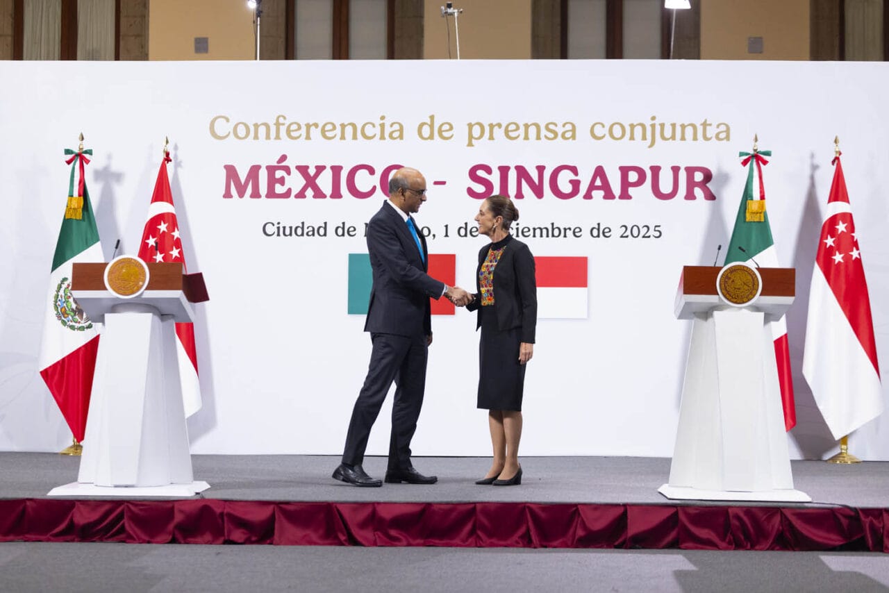 Presidenta Sheinbaum saluda al presidente Tharman de Singapur en el salón de Palacio Nacional, banderas al fondo.