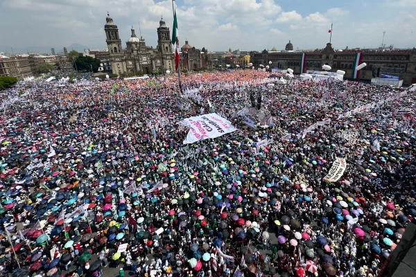 Asistentes reunidos en el Zócalo para el mensaje por los 7 años de la 4T.