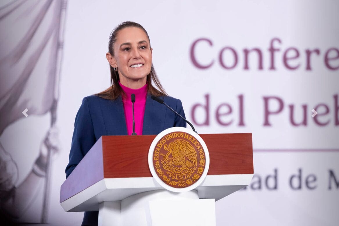 Presidenta Claudia Sheinbaum habla en el podio de Palacio Nacional durante la presentación del Programa de Bachillerato Nacional 2026.
