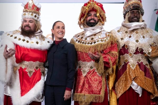 Los Reyes Magos Melchor, Gaspar y Baltasar reparten juguetes a niños durante la conferencia de la presidenta Sheinbaum.