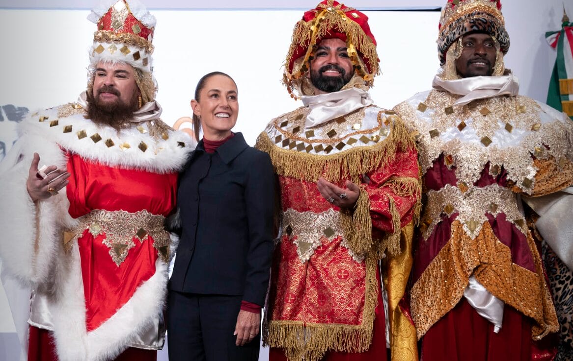 Los Reyes Magos Melchor, Gaspar y Baltasar reparten juguetes a niños durante la conferencia de la presidenta Sheinbaum.