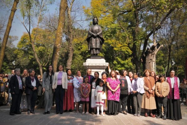 Presidenta Sheinbaum devela estatua de Malintzin en Paseo de la Reforma, Ciudad de México.