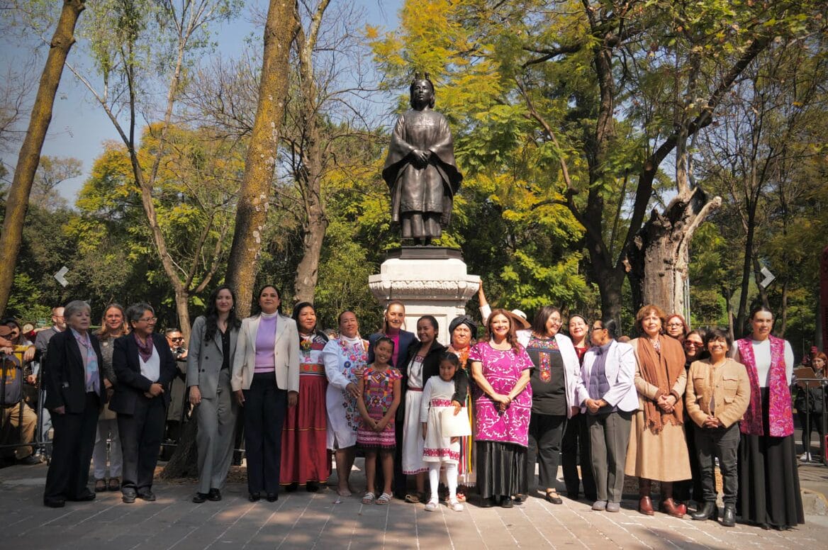 Presidenta Sheinbaum devela estatua de Malintzin en Paseo de la Reforma, Ciudad de México.