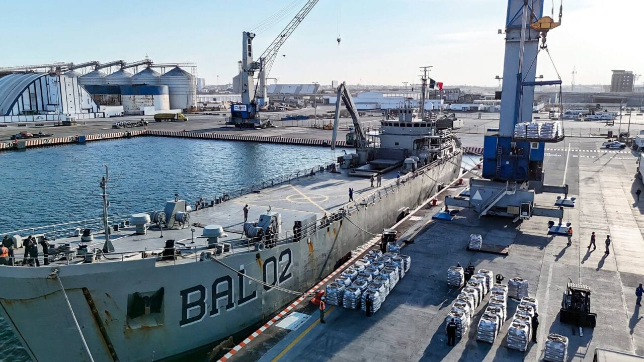 Buque de la Armada de México cargado con víveres y ayuda humanitaria rumbo al puerto de La Habana, Cuba