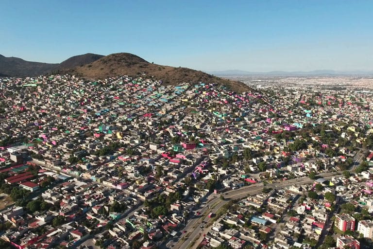 Crecimiento hormiga: autoconstrucción de viviendas con cartón, lámina y tabicón en asentamientos irregulares