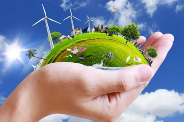 Mano sosteniendo medio planeta en armonía con la naturaleza