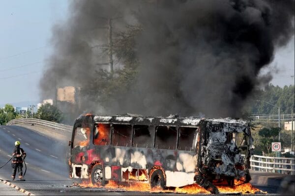 Bloqueos carreteros e incendios tras reacción del CJNG en 23 estados de la República