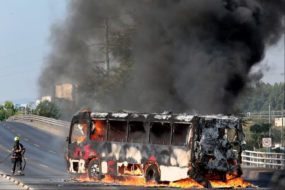 Bloqueos carreteros e incendios tras reacción del CJNG en 23 estados de la República