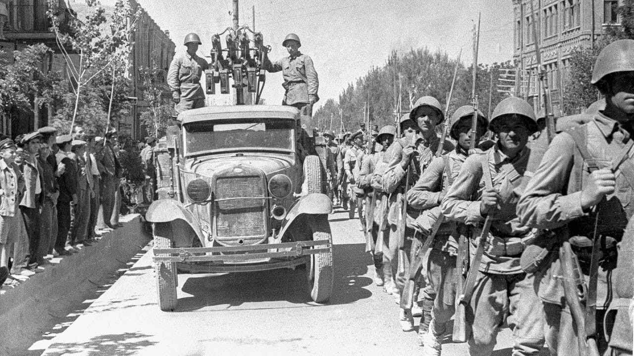 Soldados aliados marchando durante la Operación Countenance, invasión anglo-soviética de Irán en 1941