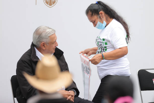 amlo con padres de los 43